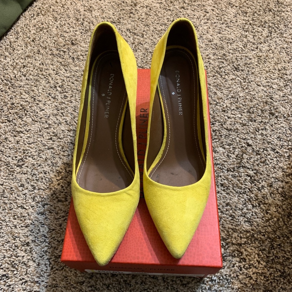 Yellow suede Donald Pliner pumps